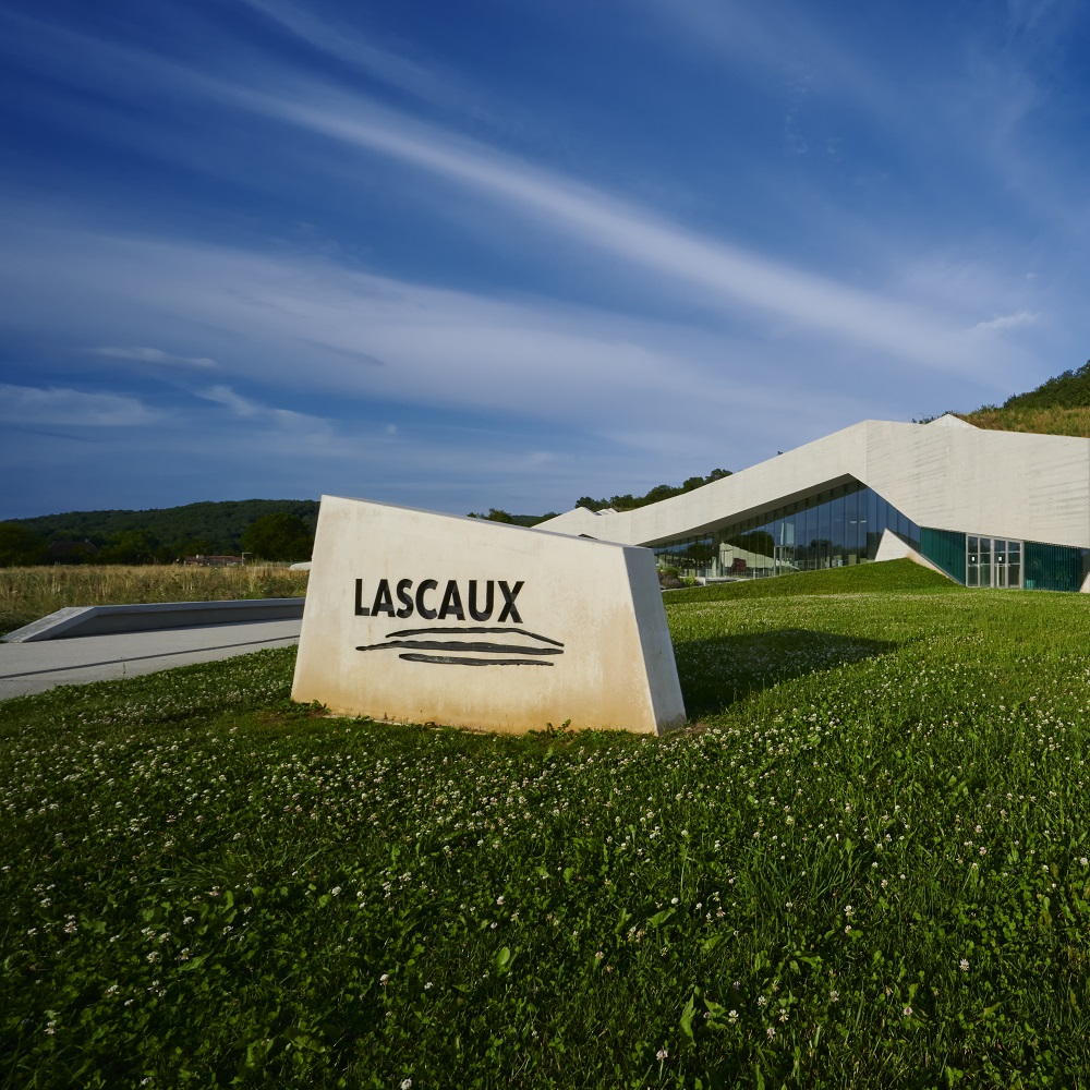 visite-des-exterieurs-lascaux