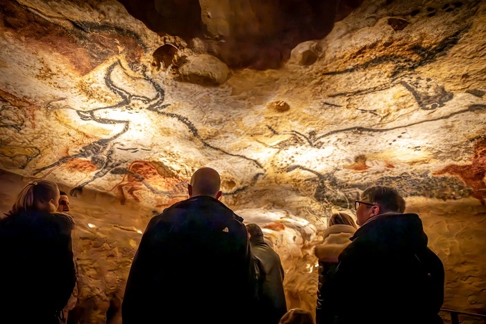 Visiteurs dans grotte @Déclic&Décolle