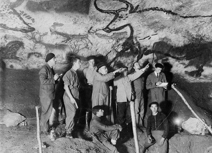 l-abbe-breuil-pere-de-la-prehistoire-francaise-et-les-jeunes-decouvreurs-de-la-grotte-archives ©afp